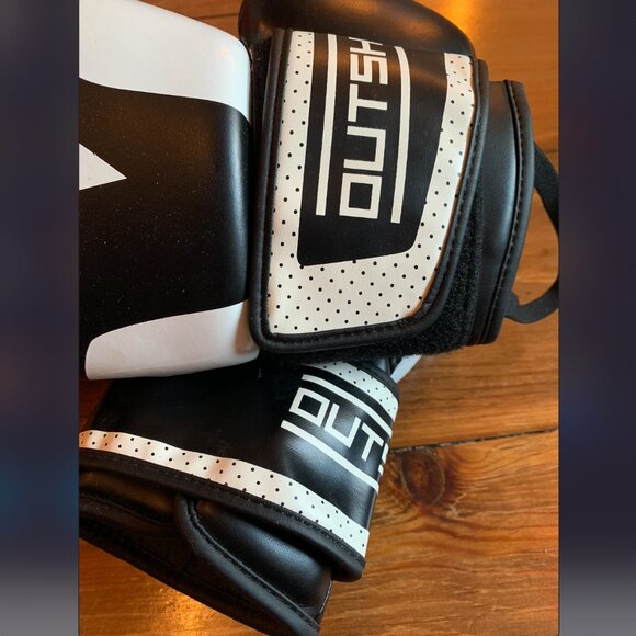 OUTSHOCK - Ergonomic Boxing Gloves - 120 Black & White - 10 oz - Picture 5 of 7